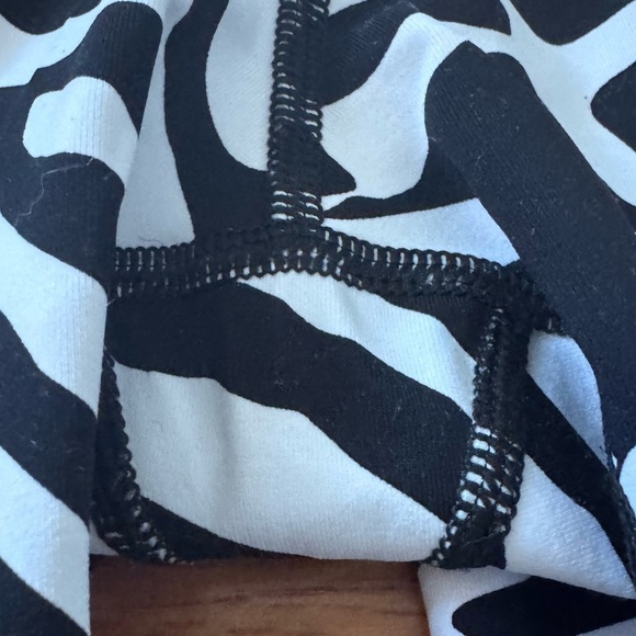 NIKE DriFit Black and White Women's Leggings - Picture 9 of 11